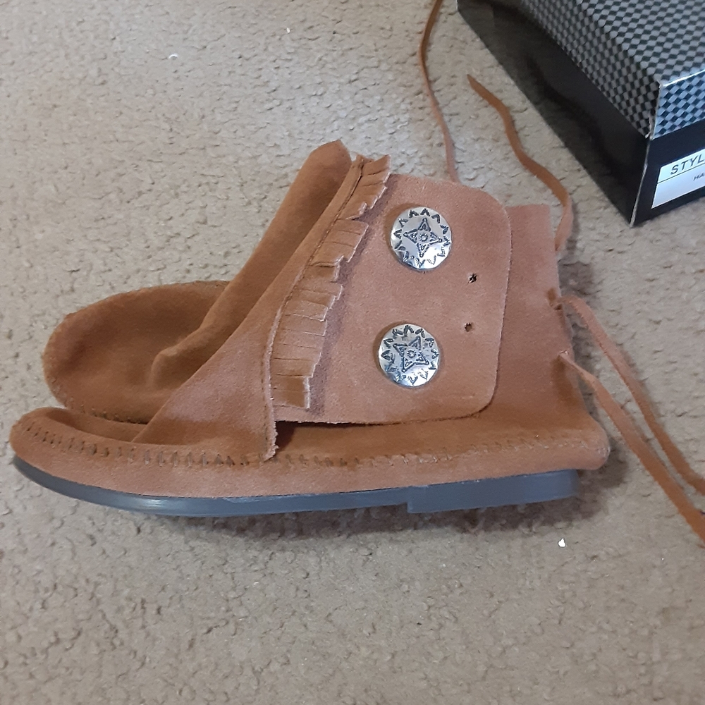 Minne Tonka womens ankle moccasins